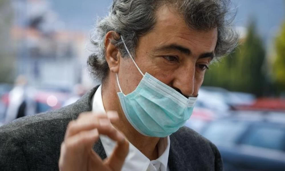 Πολάκης: «Μην ποντάρετε τα πάντα στο εμβόλιο»